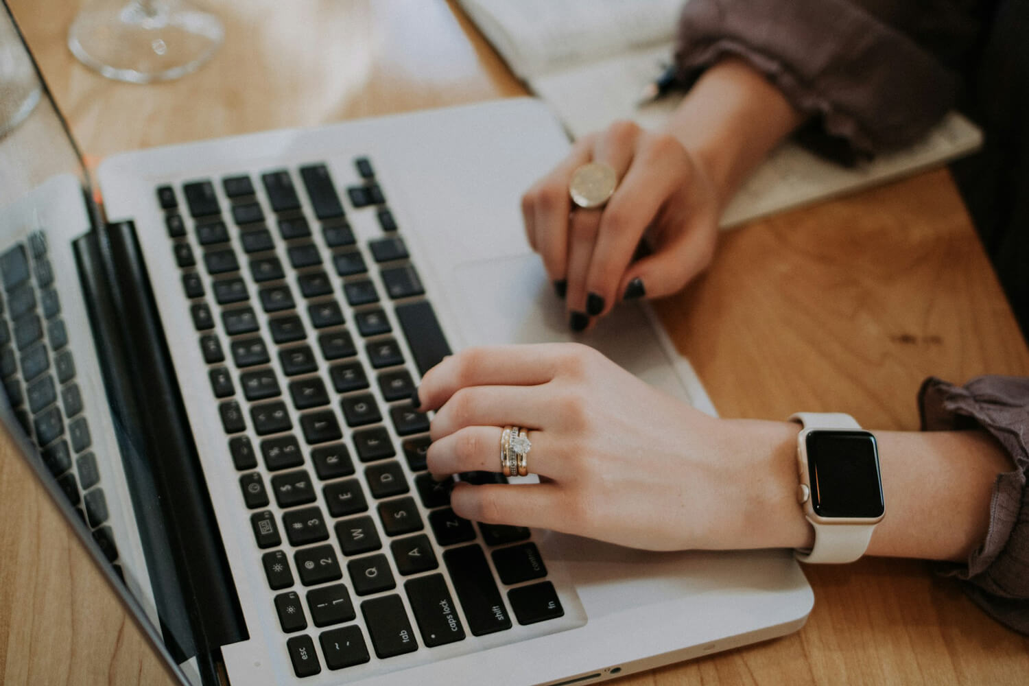 Femme tapant sur son ordinateur, être bien référencé sur Google 