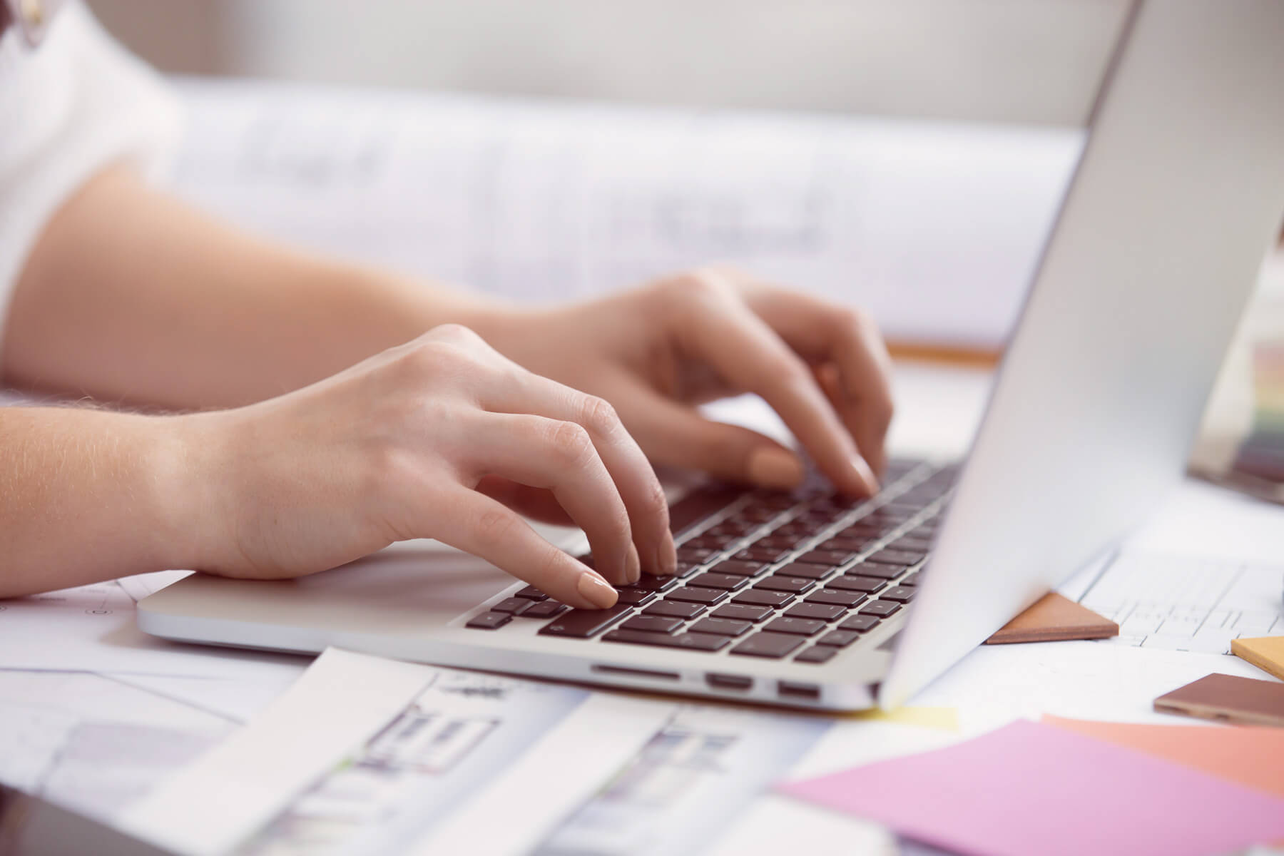 Gros plan sur des mains tapant sur le clavier d'un ordinateur